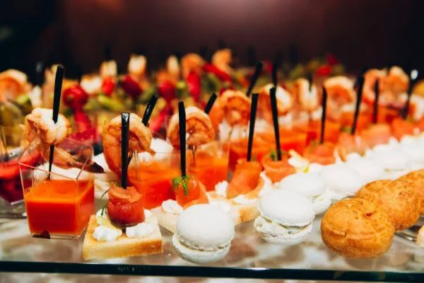 Cóctel corporativo con canapés y finger food por Banquetería Buen Detalle en Santiago
