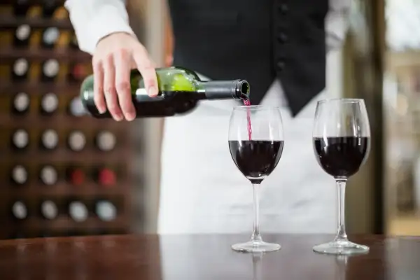 Copas y bocados preparados para un vino de honor